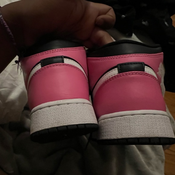 Air Jordan 1 Mid GS 'Pinksicle size 6y for sale needed gone asap - Picture 5 of 5